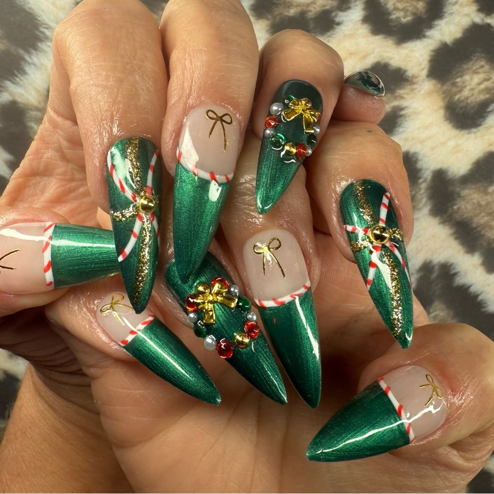 Festive Green and Gold Holiday Nail Art